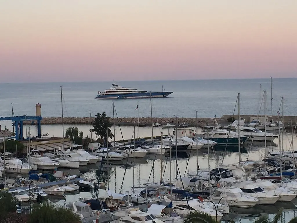 Ibis Budget Menton Bord De Mer 2*,